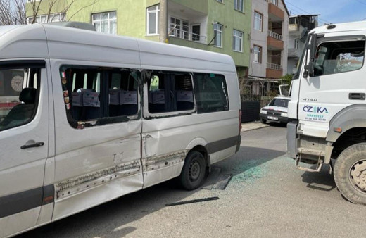 Kamyonla okul servisi çarpıştı: 2 öğrenci yaralı!