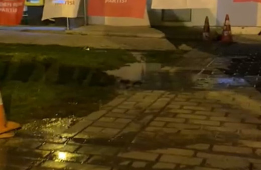 Büyükada'da kanalizasyon patladı, seçim çadırları pis suyun içinde kaldı