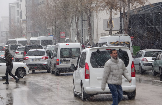 Van’da yoğun kar yağışı vatandaşlara zor anlar yaşattı