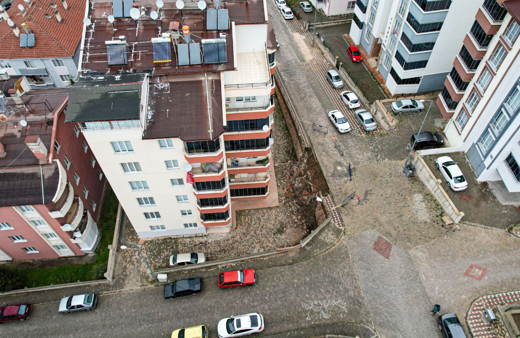 İstinat duvarı devrildi: Faciadan dönüldü