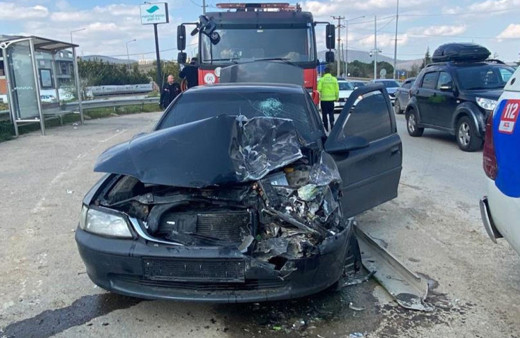 Otomobil belediye otobüsüne çarptı, sürücü yaralandı