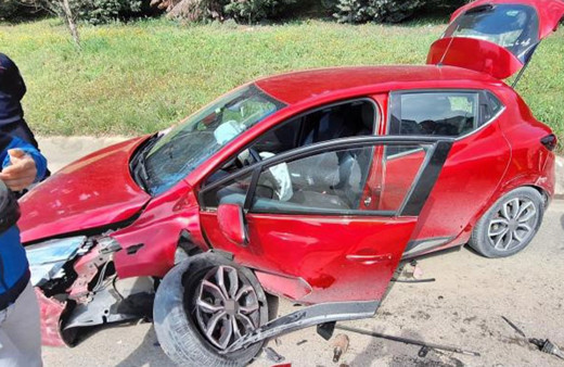 Çarpışan otomobiller hurdaya döndü, sürücülerin burnu bile kanamadı