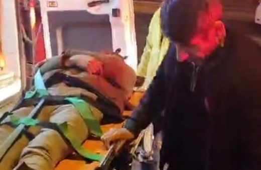 Ağır hasarlı binanın 1'inci katından düştü, yaralandı!