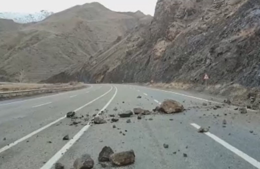 Erzurum - Artvin karayolunda heyelan, sürücüleri korkuttu