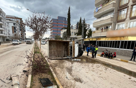Ehliyetsiz sürücünün kullandığı kamyonet devrildi