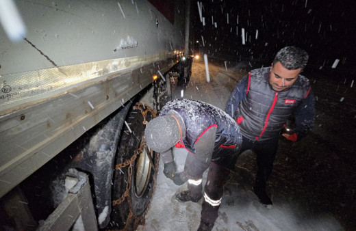 Çamlıbel Geçidi'nde kar yağışı etkili oldu, sürücüler zor anlar yaşadı
