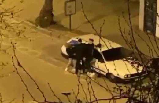 İzmir'de sokak ortasında kadına şiddet kamerada