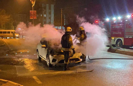 Seyir halindeki otomobil alev alev yandı!