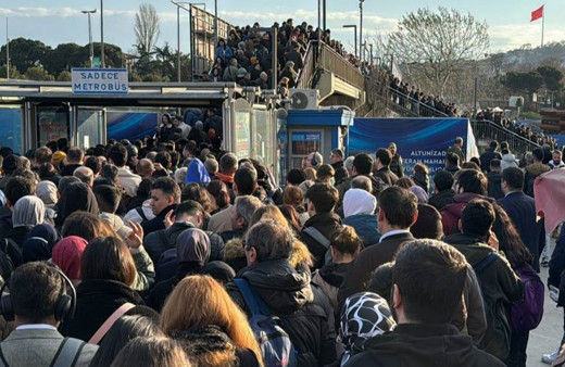 İstanbul'da metrobüs arızası nedeniyle yine yoğunluk yaşandı
