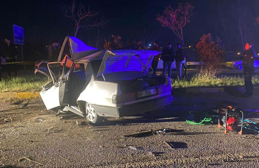 Antalya'da kontrolden çıkıp karşı şeride geçti: Hurdaya dönen Tofaş otomobilde kurtulan olmadı
