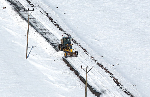 Kars'ta kar ve tipi nedeniyle 3 köy yolu ulaşıma kapandı!