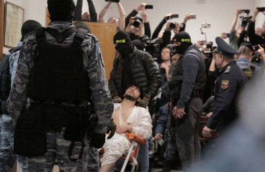 Biri kulağı kesik diğeri sedye ile getirildi! Moskova’daki terör saldırısının zanlıları tutuklandı