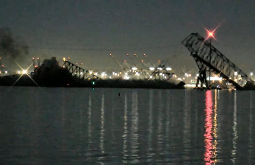 Kargo gemisi köprüyü yıktı, araçlar suya düştü