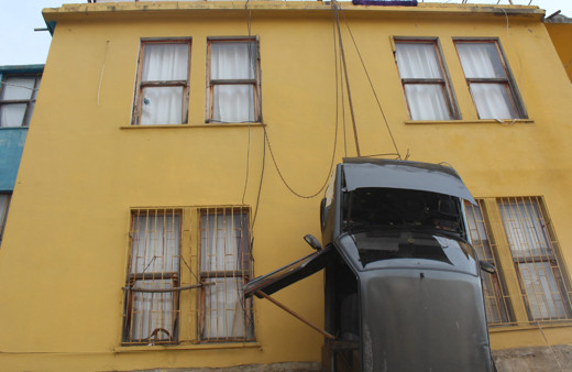 Binanın duvarına vinçle astığı otomobiline 2 yıl ceza verdi