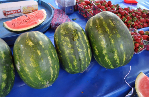 Karpuz pazar tezgahlarında yerini almaya başladı, kilosu dudak uçuklattı