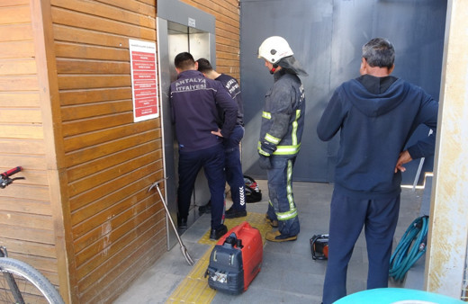 Asansörde mahsur kalan anne oğulu itfaiye kurtardı