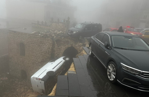 Mardin'de yağış sonrası yol çöktü: 2 araç hasar gördü