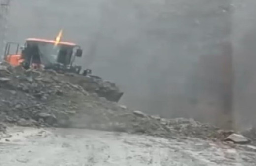 Heyelan meydana gelen yol kısa sürede trafiğe açıldı