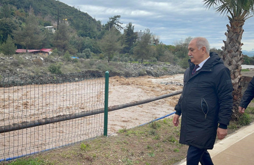 Dere kenarında bulunan toprak yol çöktü