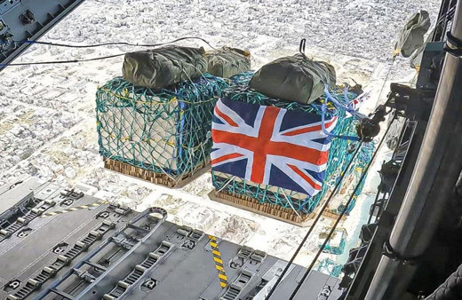 İngiltere, Gazze'ye ilk kez havadan yardım bıraktı