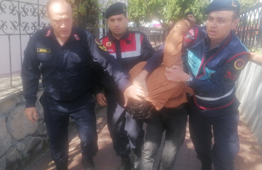 Saat soran kişiye saati söyledi, telefonundan oldu