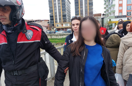 Köprüde intihara kalkışan kız çocuğunu Yunus polisleri ikna etti