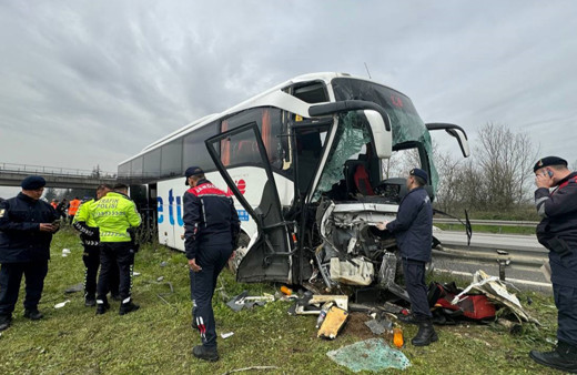 Yolcu otobüsü refüje çarptı: 9 kişi yaralandı!