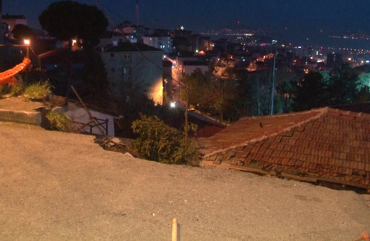 Maltepe'de tedbir alınmayan yol çöktü