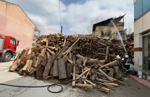 Yanan soba, yangına neden oldu çatı katı kül oldu