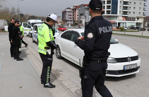 Yolun karşısına geçerken otomobilin çarptığı yaşlı adam kurtarılamadı