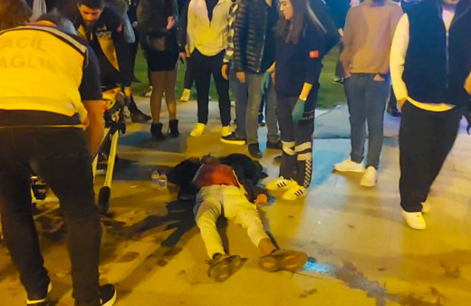 Kadıköy'de şerit değiştirmek isteyen sürücü motosiklete çarptı