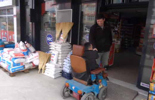 Tekerlekli sandalyesiyle kapı kapı gezip oy istiyor