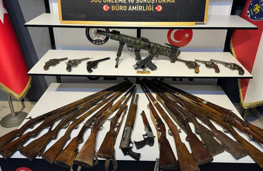 Adana'da bir barda 25 ruhsatsız silah ele geçirildi!