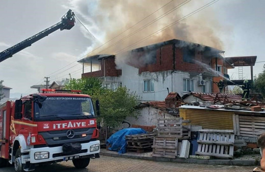 3 katlı binanın çatı katı alevlere teslim oldu