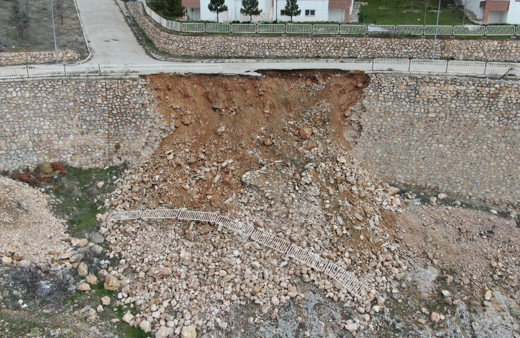 Elazığ’da yağışlarla birlikte istinat duvarı çöktü