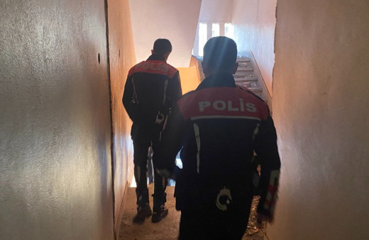 Ağır hasarlı binada kalan genç kız ailesine teslim edildi