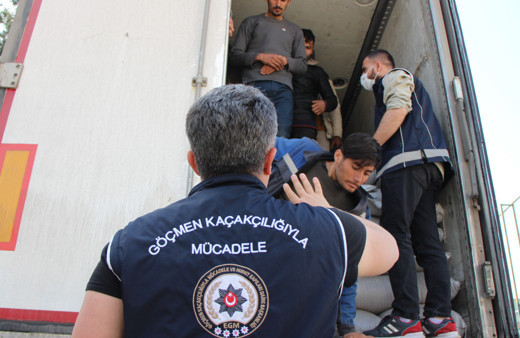 Amasya'da mercimek yüklü tırdan 40 kaçak göçmen çıktı