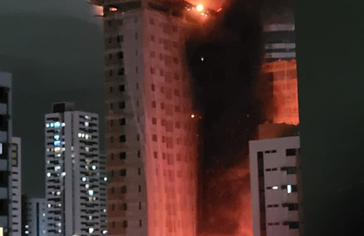 Brezilya’da inşaat halindeki 33 katlı binayı alevler sardı