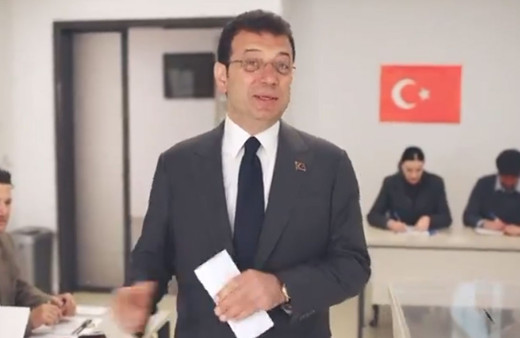 Ekrem İmamoğlu, oy kullanırken dikkat edilmesi gerekenleri uygulamalı olarak anlattı