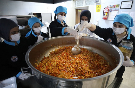 Elazığ'da anaokulu öğrencilerinin yemeğini kız meslek liseliler hazırlıyor