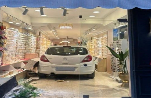 Mersin’de kontrolden çıkan otomobil bijuteri dükkanına daldı