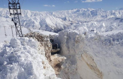 Baharda metrelerce karla mücadele devam ediyor