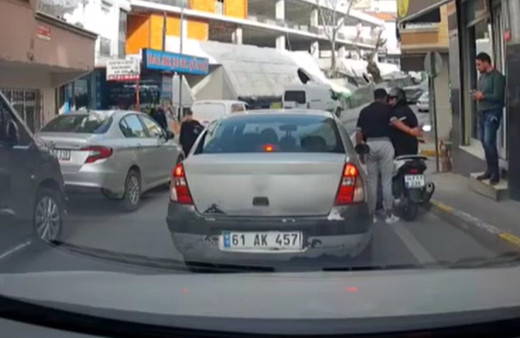 Seyir halindeki araçtan kedinin üzerine şişe atıldı