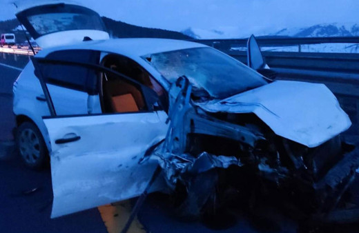 Otomobil, at arabası ile çarpıştı: 3 kişi yaralandı!