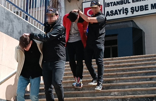 Park halindeki otomobili içinde bekleyen yolcuyla gasp ettiler!