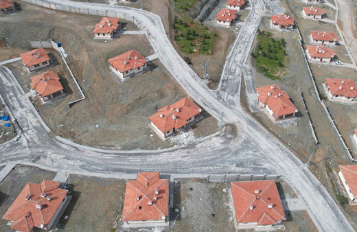 Depremin merkezinde depremzedeler evlerine yerleşiyor!