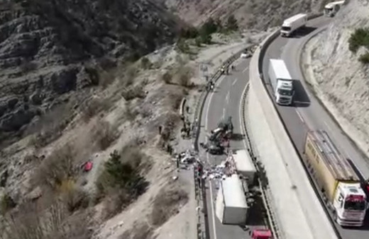 Oy kullanmak için memleketine giden 4 kişilik aile, tırın altında kaldı