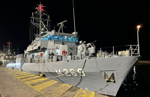 Türk mayın avlama gemileri TCG Anamur ve TCG Amasra Yunanistan'ın Pire Limanı'nda