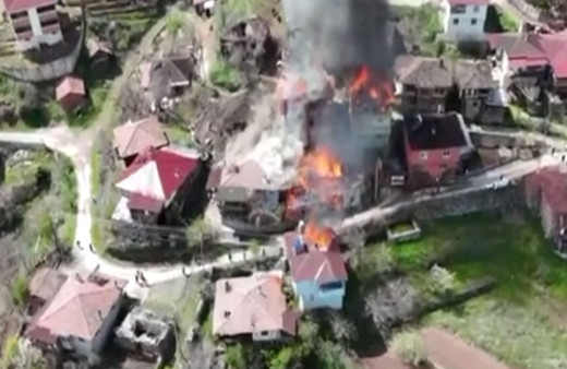 Yangın paniği! Çevredeki evlere sıçradı hepsi alev alev yandı