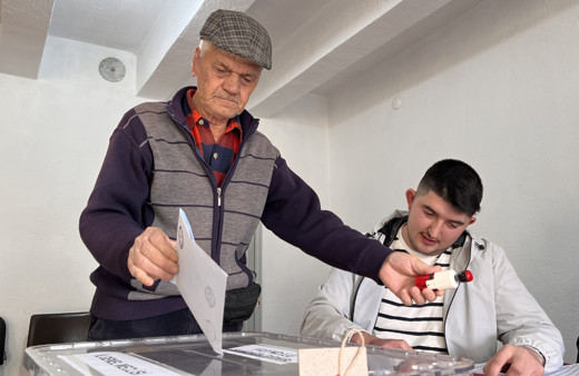 Köylerinde sandık kurulamayan Kazabatlılar komşu köyde oy kullanıyor
